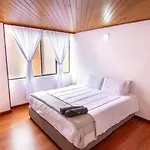 Stylish Urban Escape 3-Bedroom Home - Upperclass Neighborhood
