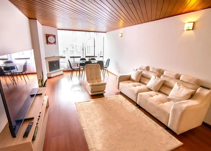 Stylish Urban Escape 3-Bedroom Home - Upperclass Neighborhood