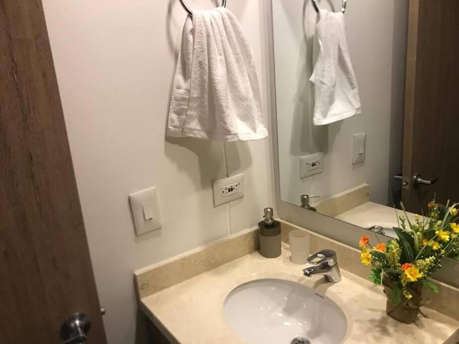 Apartment Confortable Apto 10 Min Del Aeropuerto Parq Gratis *
