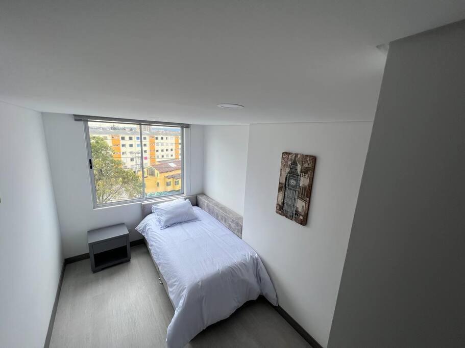 Edificio Con Ascensor 502 *