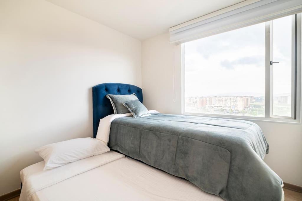 Perfecto Trabajo Remoto - Nuevo , Wifi, Lava-seca, Parking, Cerca Aeropuerto Y Embajada, Hermosa Vista Apartment Bogota