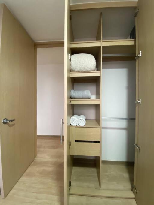 Apartment Perfecto Trabajo Remoto - Nuevo , Wifi, Lava-seca, Parking, Cerca Aeropuerto Y Embajada, Hermosa Vista