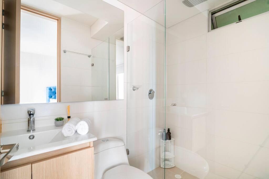 Apartment Perfecto Trabajo Remoto - Nuevo , Wifi, Lava-seca, Parking, Cerca Aeropuerto Y Embajada, Hermosa Vista Bogota