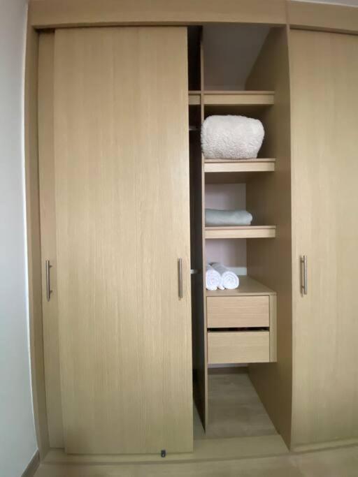 Apartment Perfecto Trabajo Remoto - Nuevo , Wifi, Lava-seca, Parking, Cerca Aeropuerto Y Embajada, Hermosa Vista *