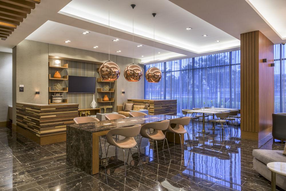 Hotel Courtyard By Marriott Airport