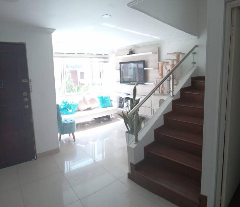 En Bogota, Hermosa Casa Encanto A 5 Minutos Del Aeropuerto Villa Bogota