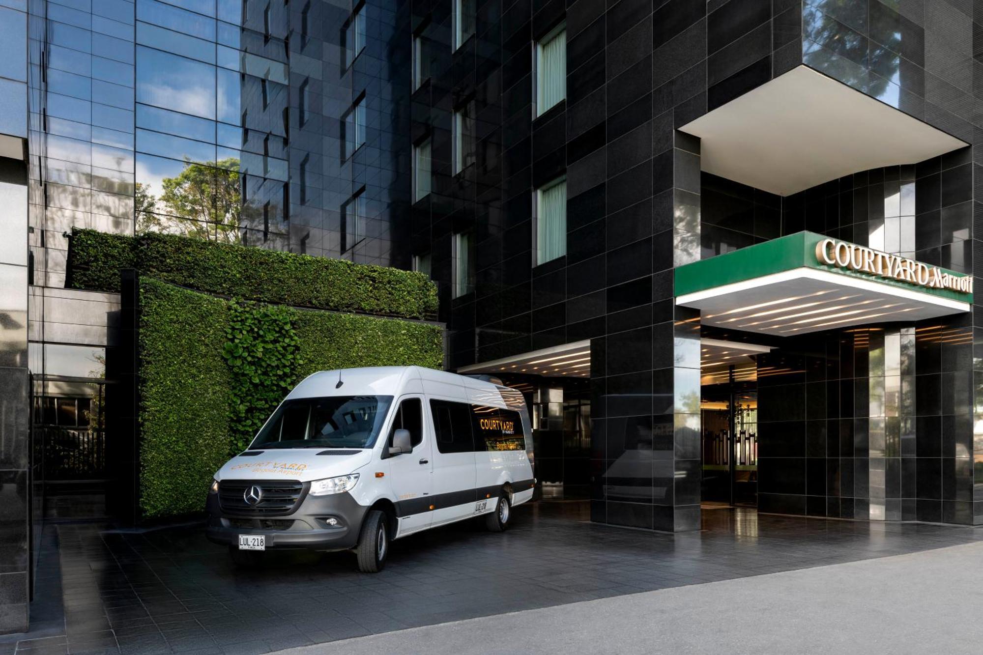 Courtyard By Marriott Airport