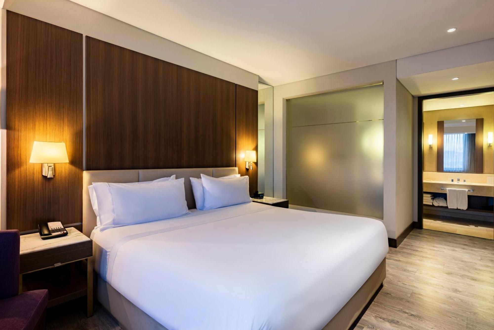 Courtyard By Marriott Airport Hotel