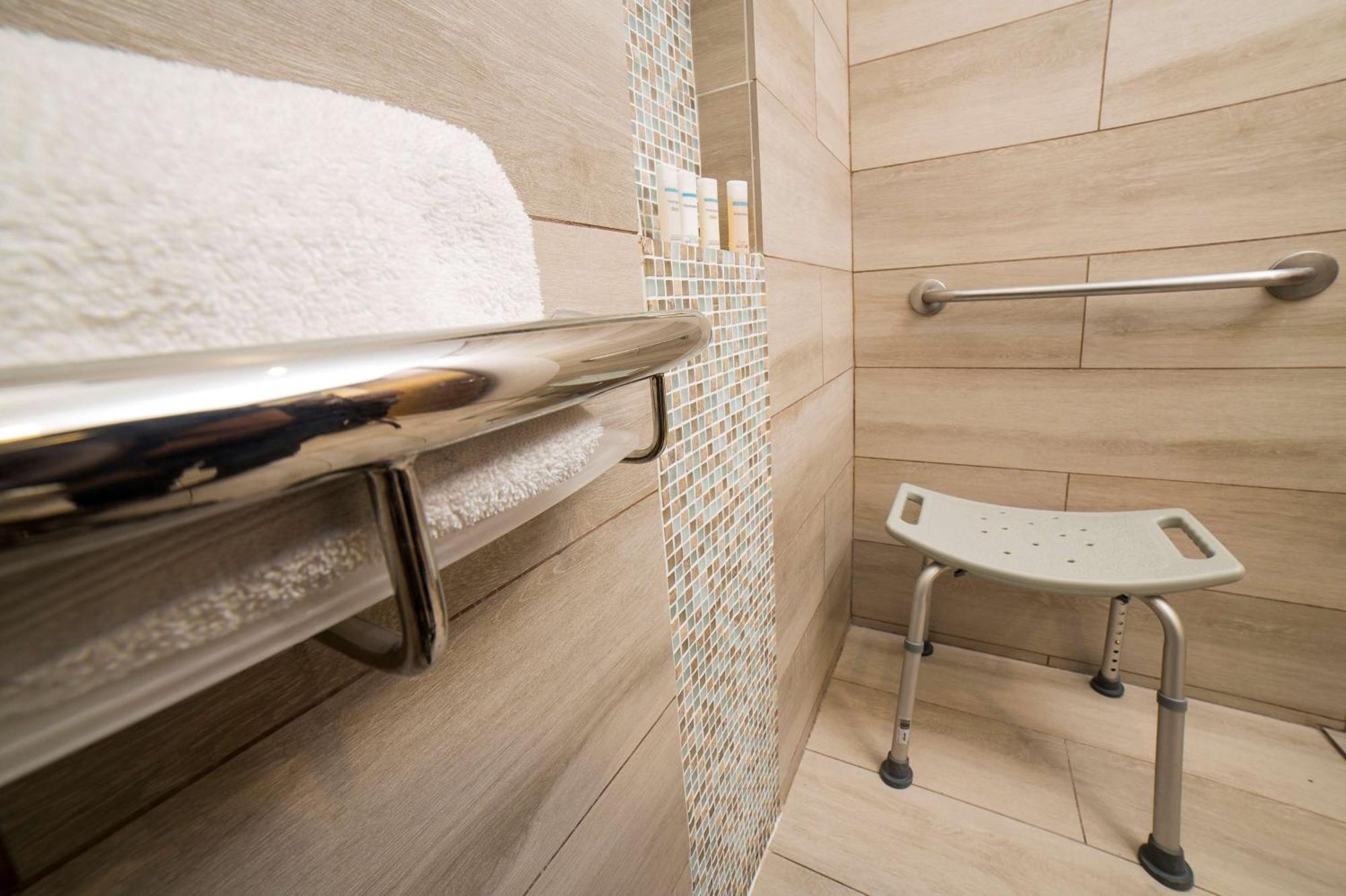Embassy By Hilton - Rosales 5*