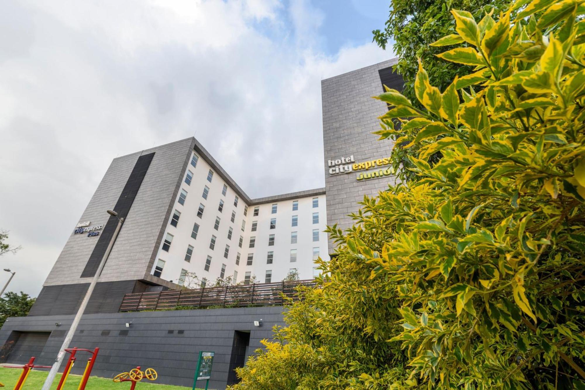 Hotel Express Junior By Marriott Aeropuerto Bogota