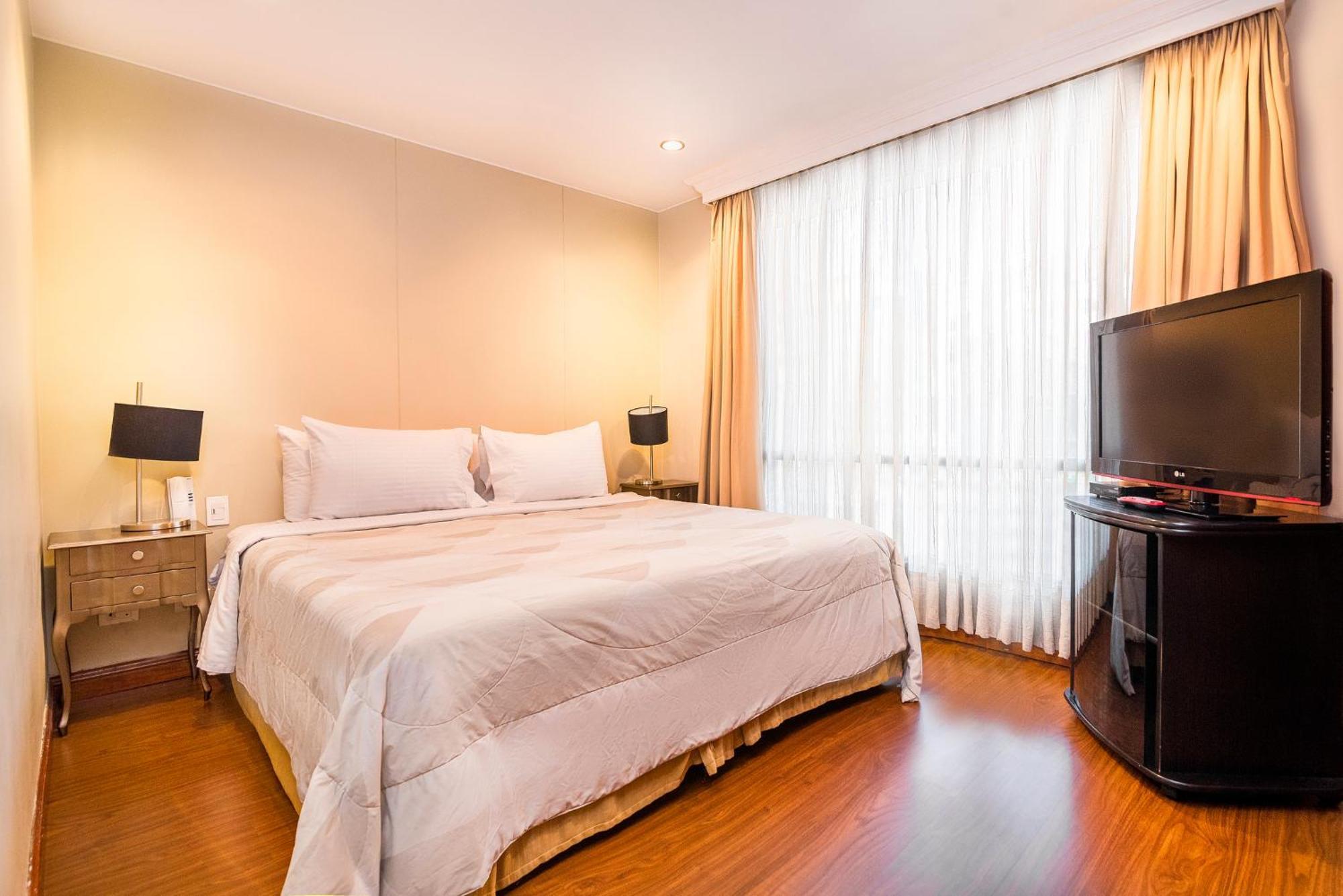 Aparthotel Lloyds Apartasuites Parque 93 4*