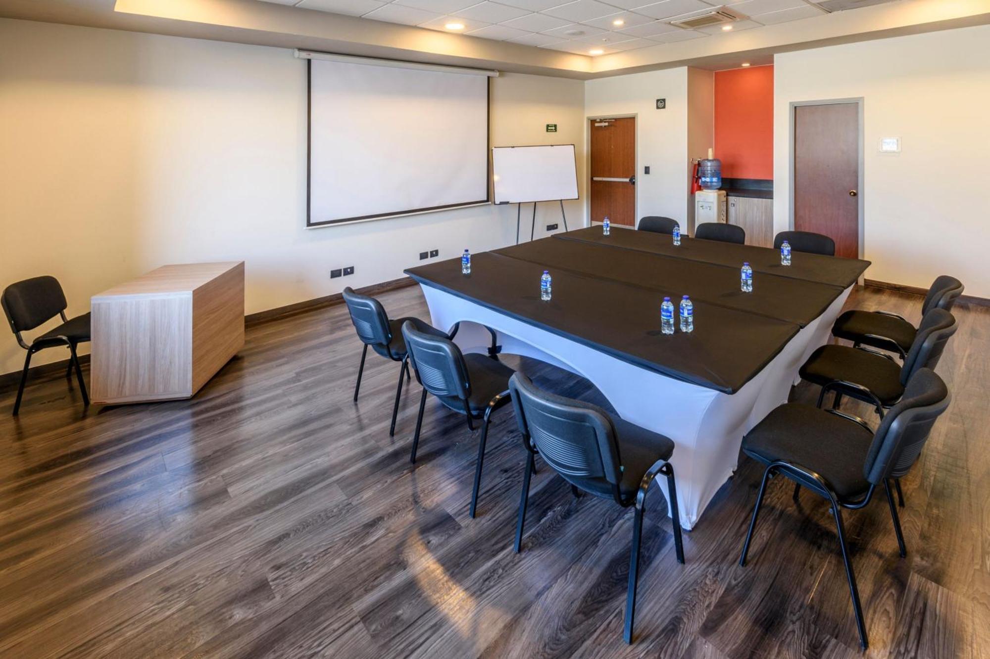 Hotel Express Junior By Marriott Aeropuerto Bogota
