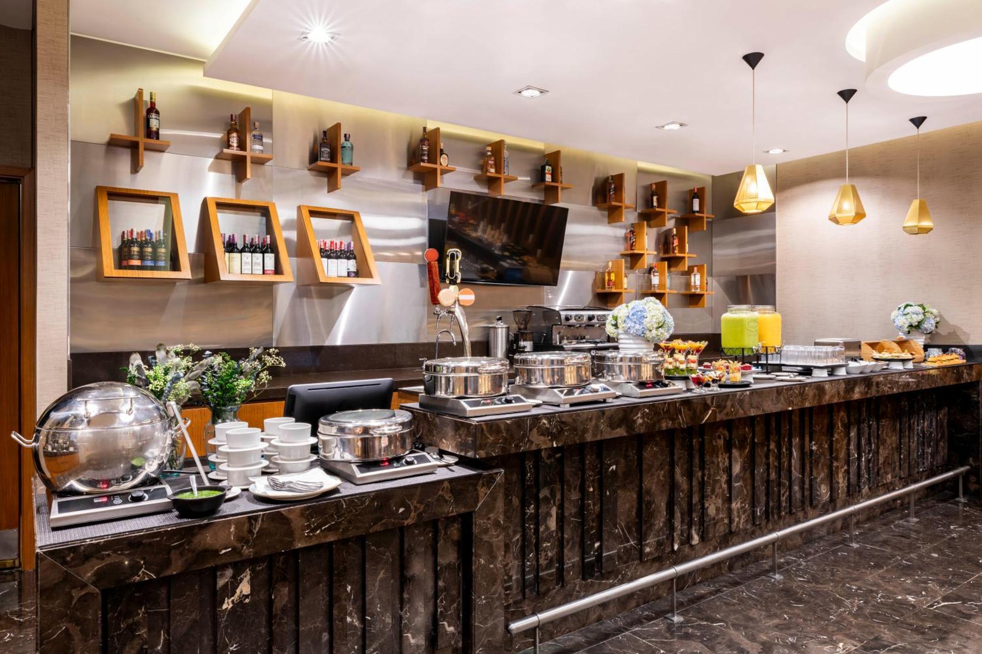 Courtyard By Marriott Airport