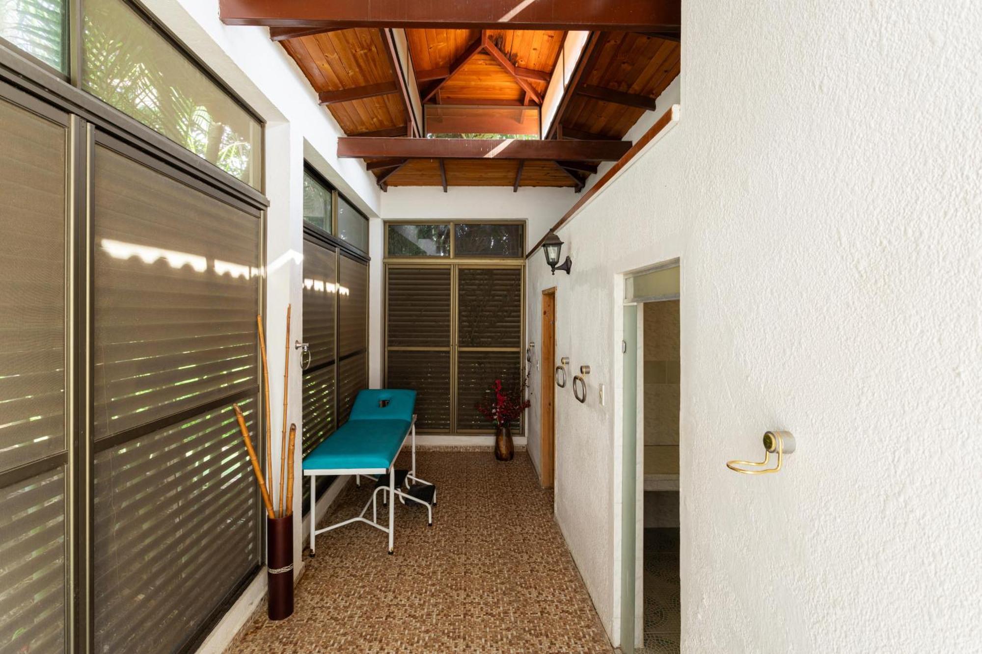 With Swimming Pool, Jacuzzi And Sauna Villa Bogota