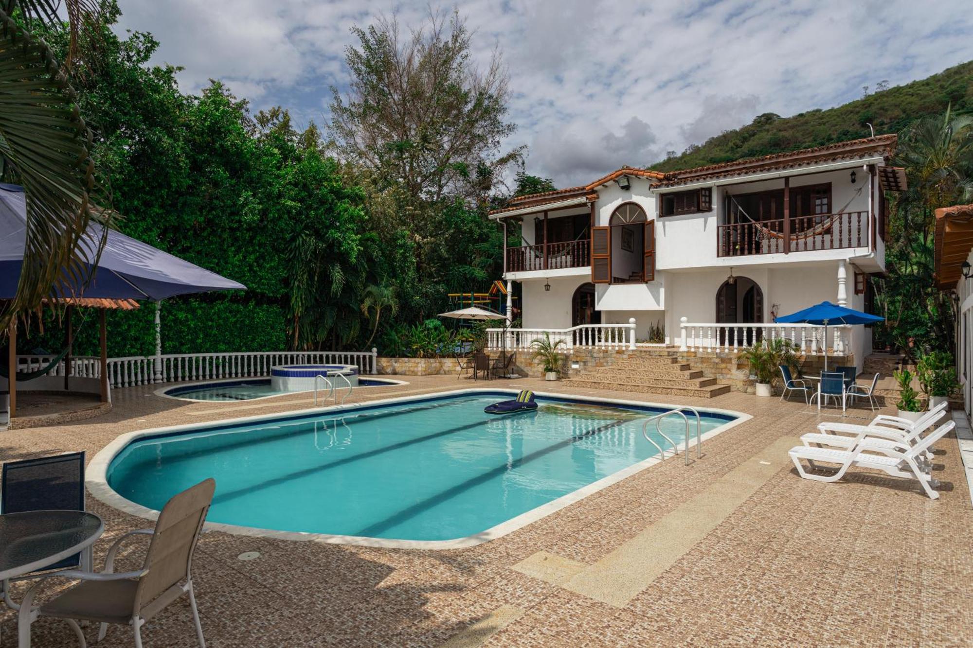 With Swimming Pool, Jacuzzi And Sauna Villa Bogota