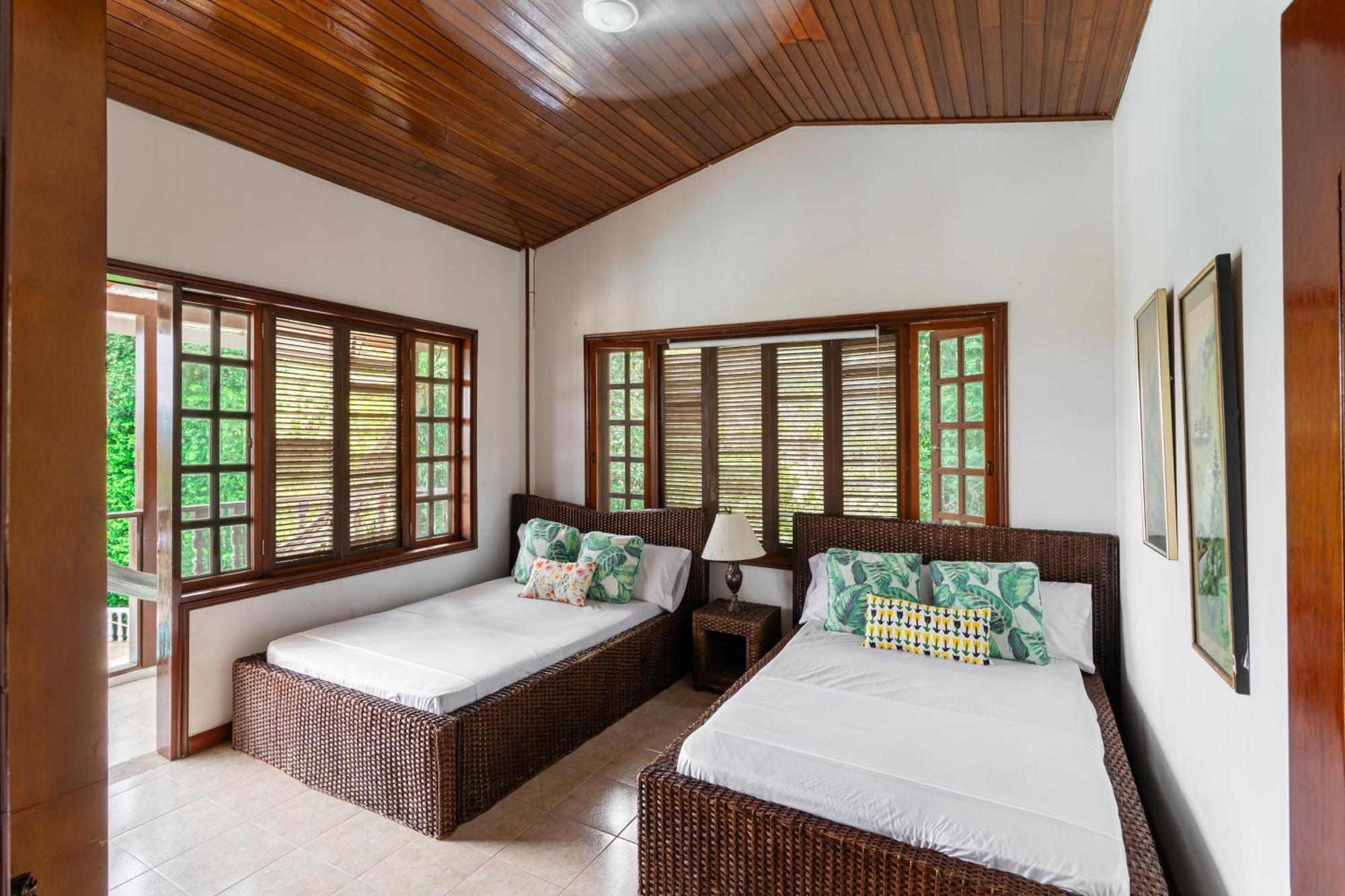 With Swimming Pool, Jacuzzi And Sauna Villa *