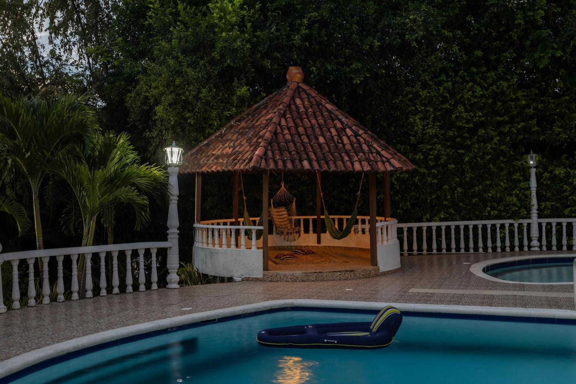 Villa With Swimming Pool, Jacuzzi And Sauna *