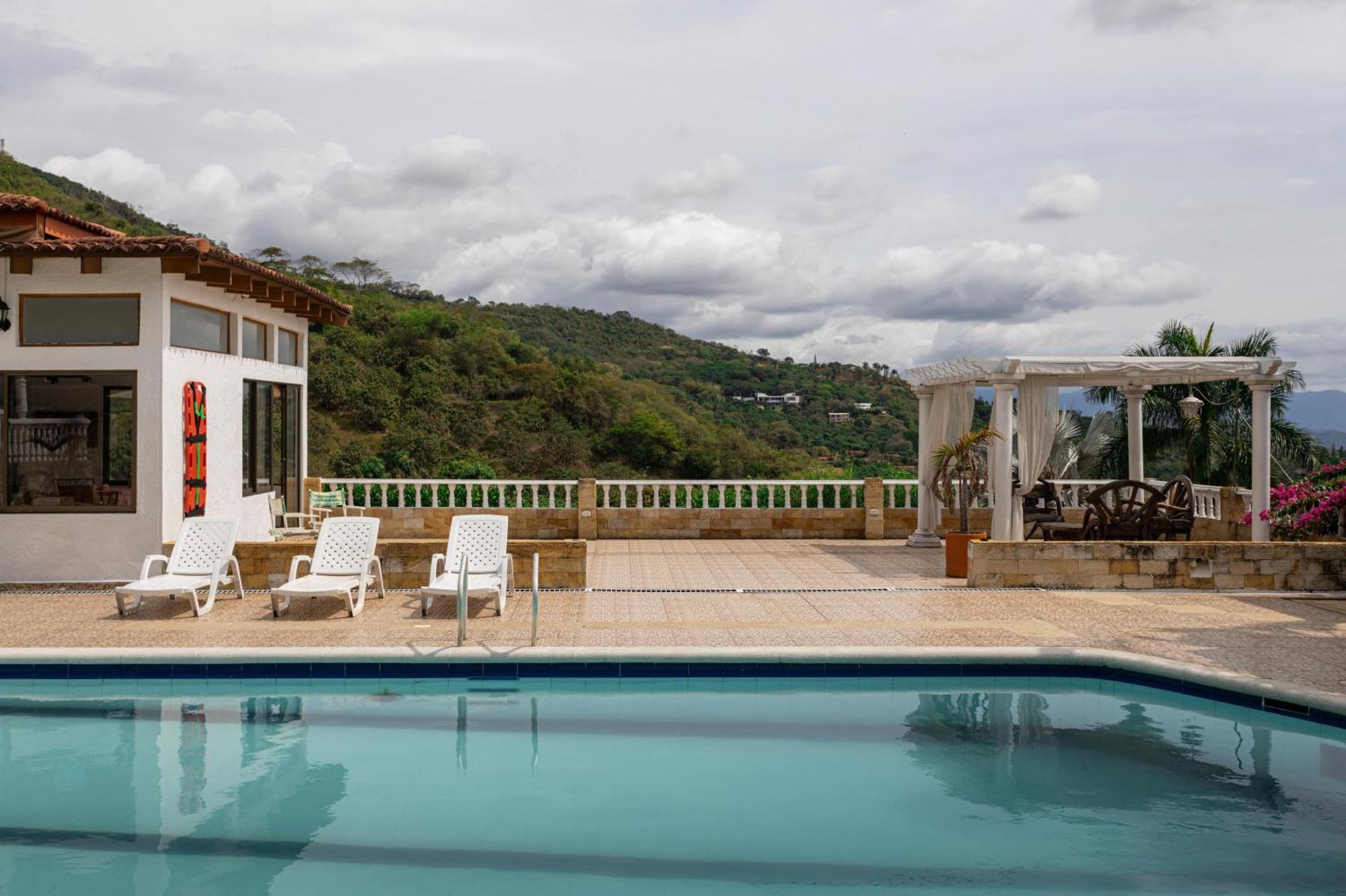 Villa With Swimming Pool, Jacuzzi And Sauna *