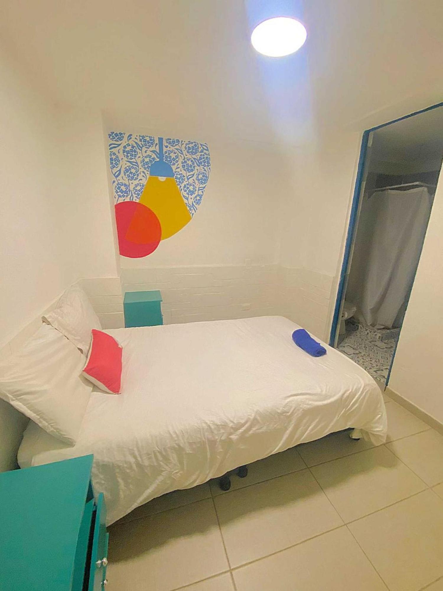 Hostel The Hipinto Social Experience, Friends, Pub Crawls, Dancing Classes, Disco-trucks, Drinking Games, Family Dinners, Rooftop Bars, Nightclubs, Vodka, Cocktails Bogota