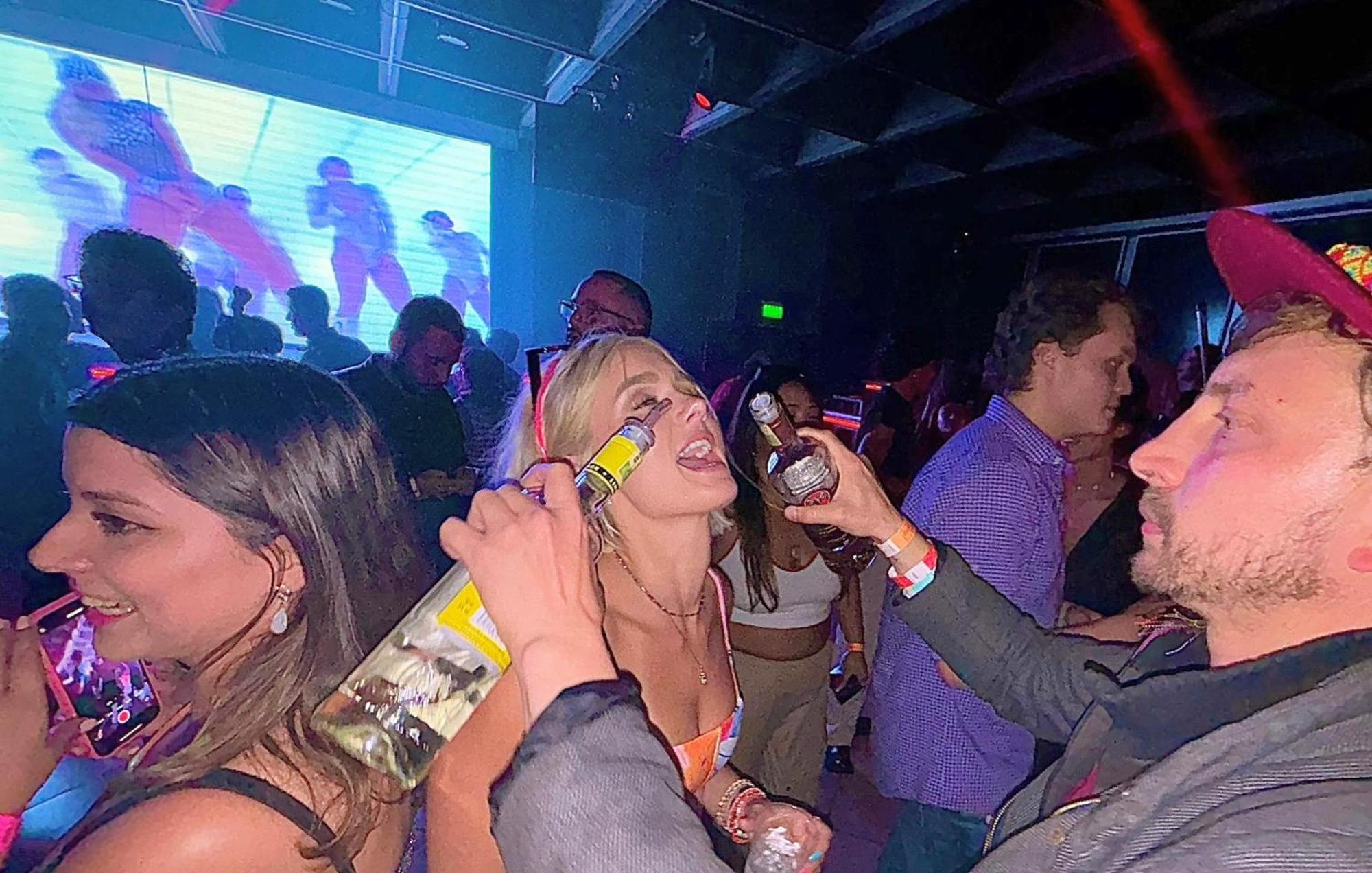 The Hipinto Social Experience, Friends, Pub Crawls, Dancing Classes, Disco-trucks, Drinking Games, Family Dinners, Rooftop Bars, Nightclubs, Vodka, Cocktails Hostel