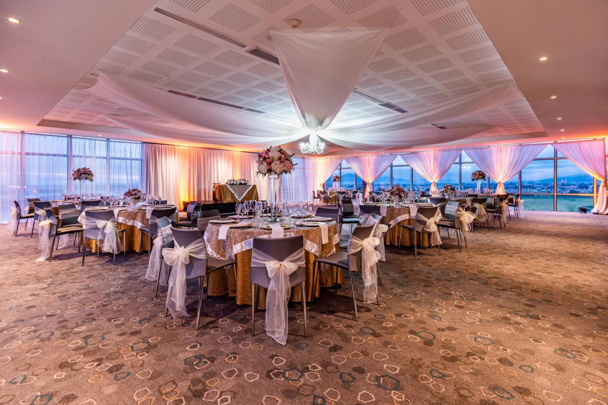 Courtyard By Marriott Airport Hotel