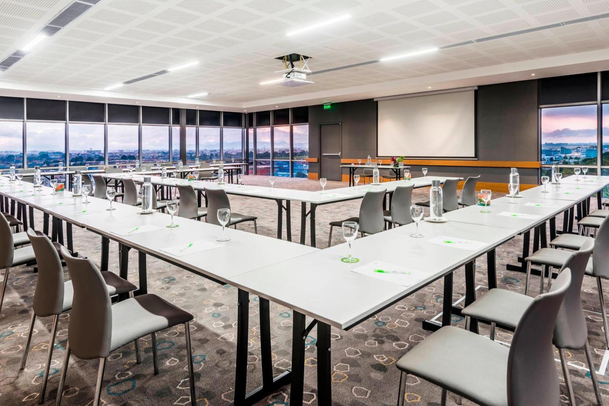 Hotel Courtyard By Marriott Airport Bogota
