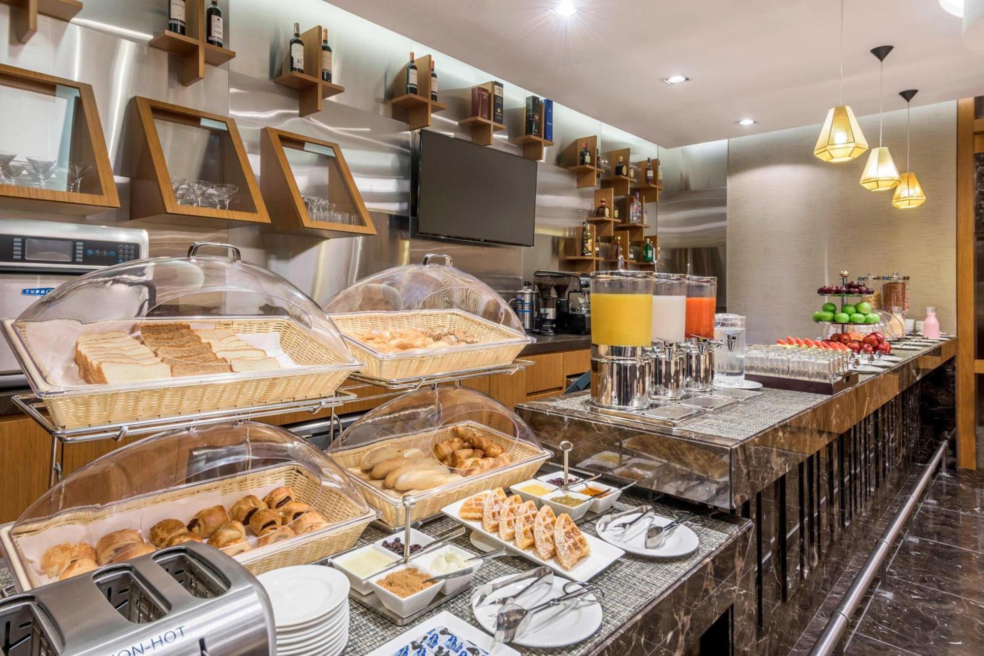 Courtyard By Marriott Airport