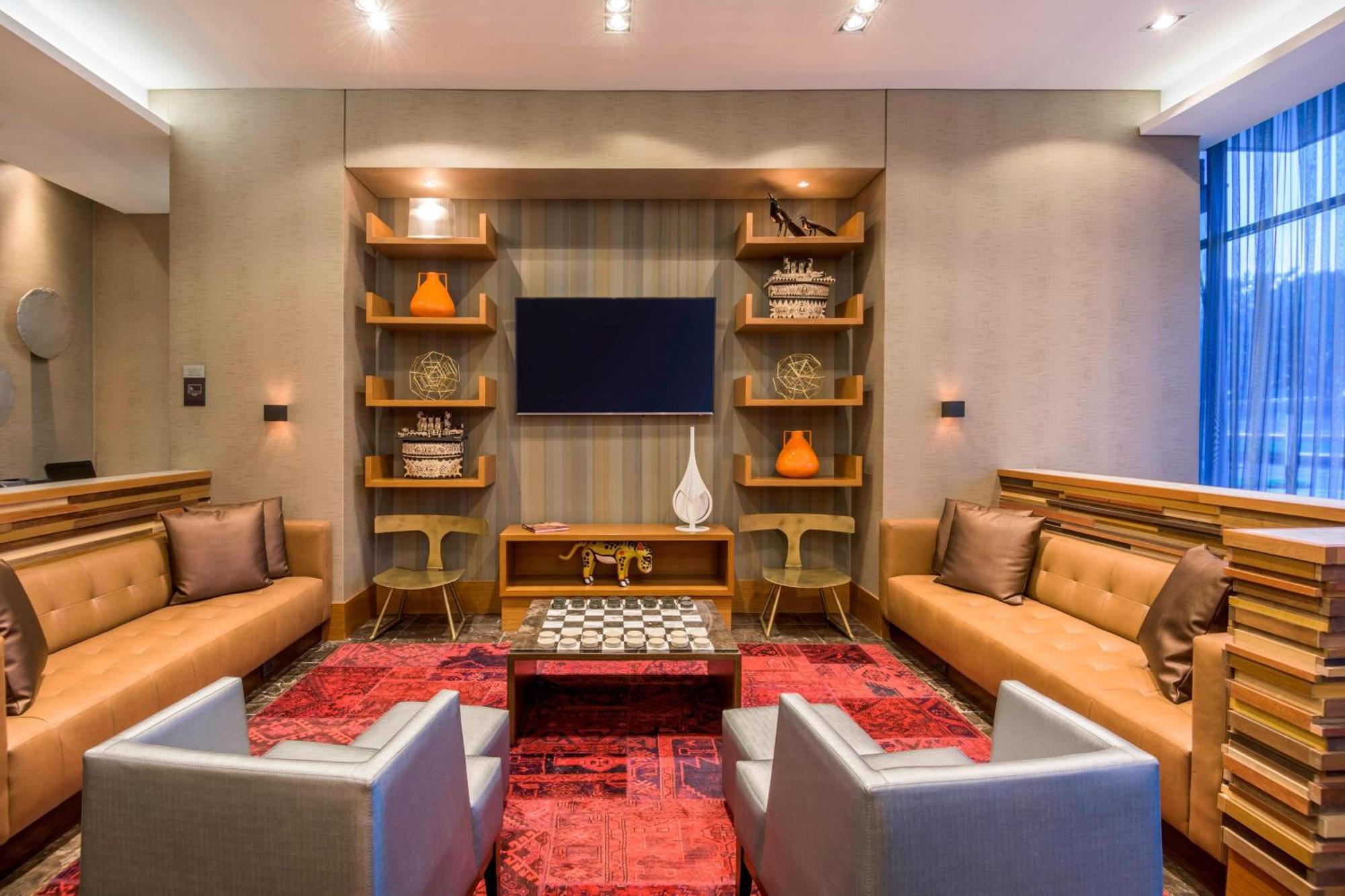 Hotel Courtyard By Marriott Airport