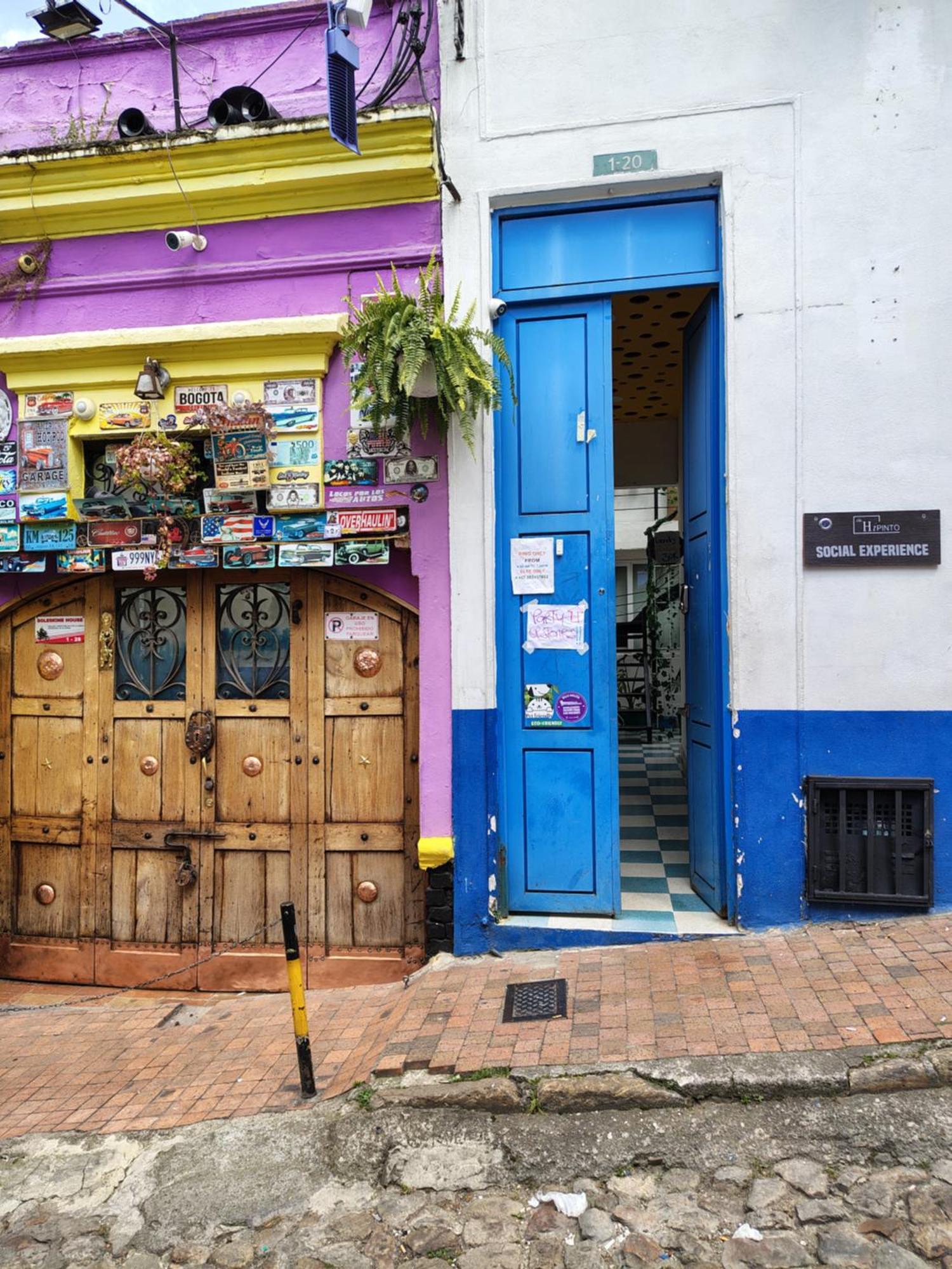 Hostel The Hipinto Social Experience, Friends, Pub Crawls, Dancing Classes, Disco-trucks, Drinking Games, Family Dinners, Rooftop Bars, Nightclubs, Vodka, Cocktails Bogota