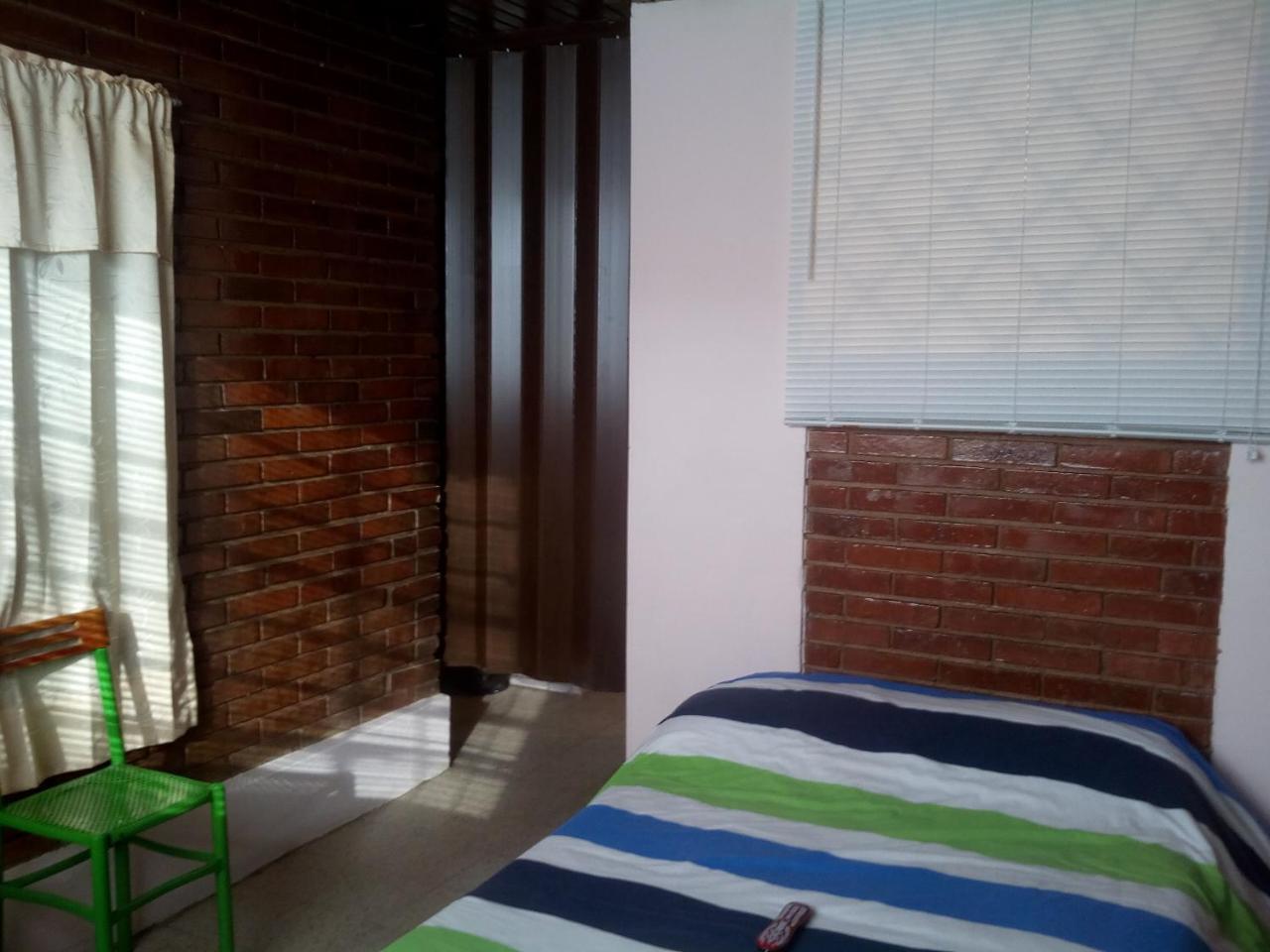 A 15 Min Del Terminal Salitre Homestay