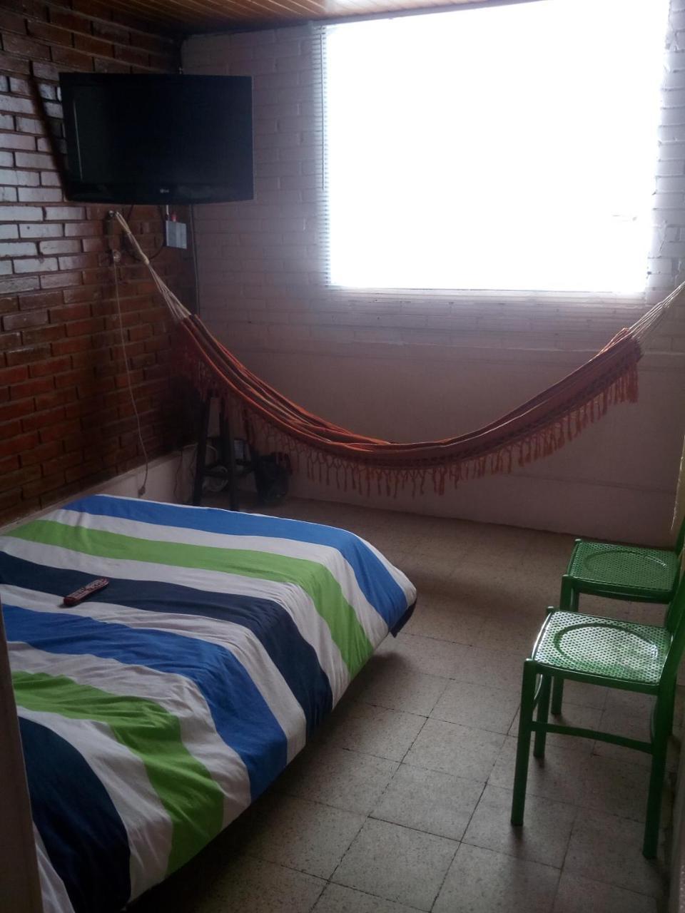 A 15 Min Del Terminal Salitre Homestay