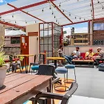 Hostal R10