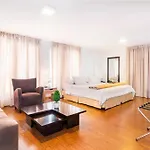 Lloyds Apartasuites Parque 93