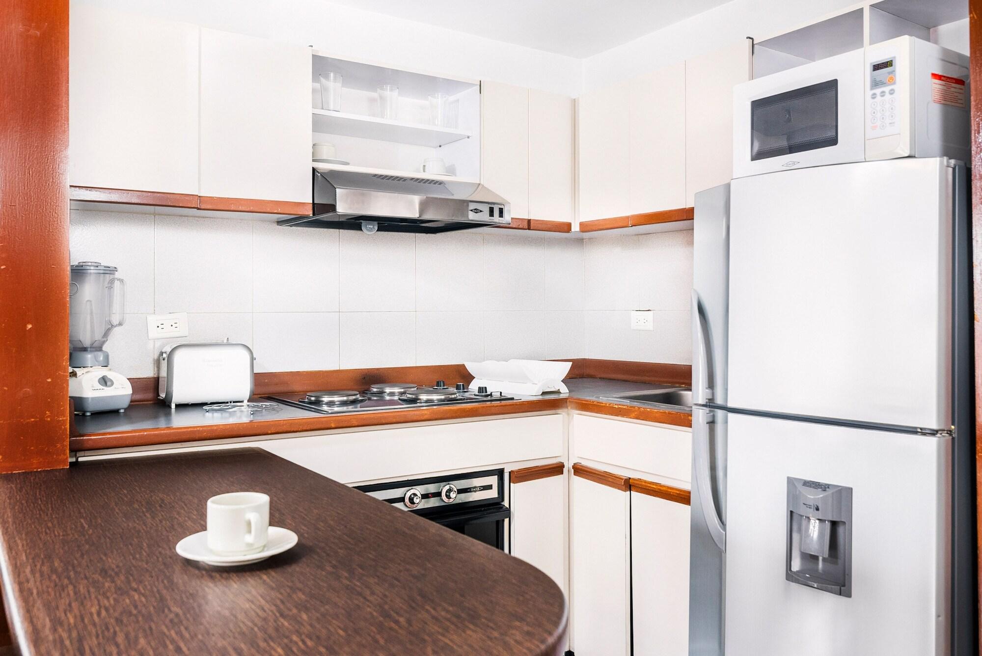 Aparthotel Lloyds Apartasuites Parque 93