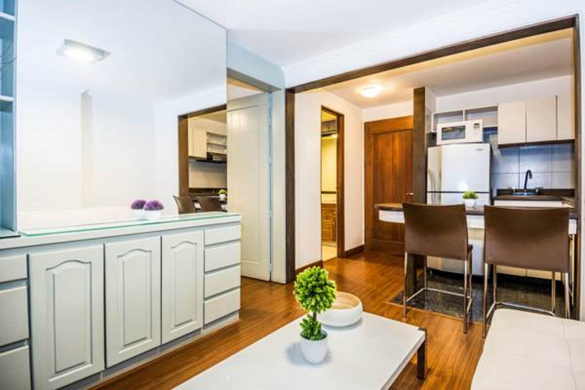 Lloyds Apartasuites Parque 93