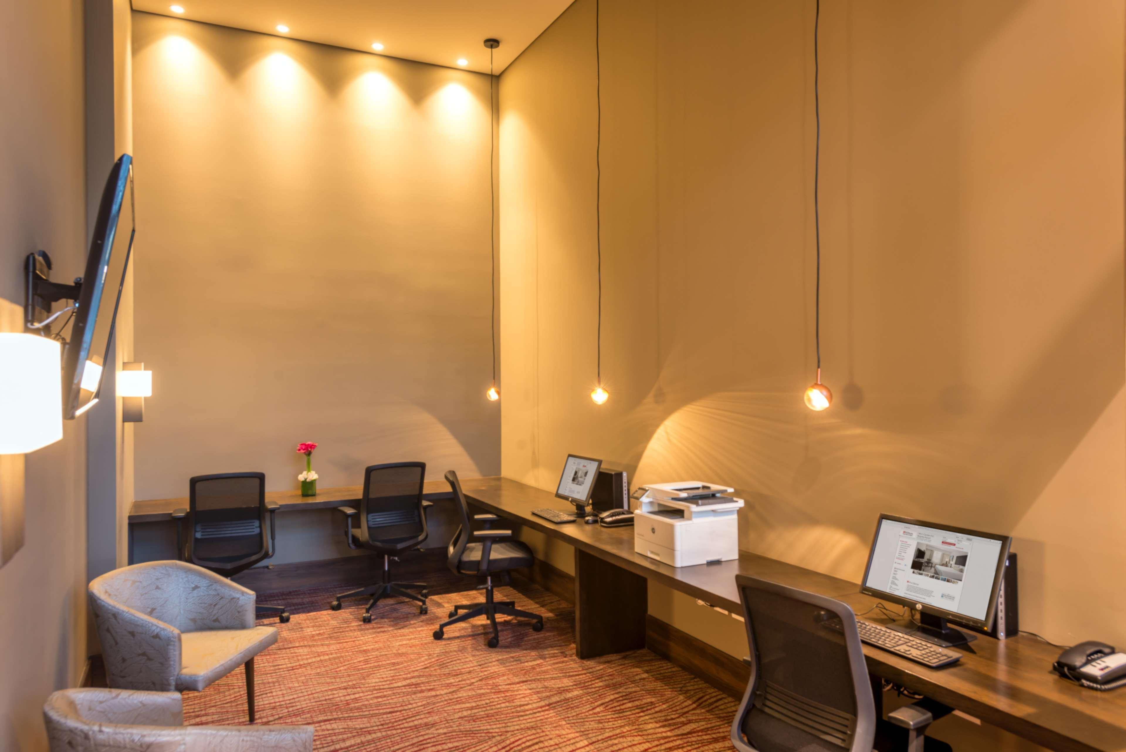 Hilton Garden Airport 4*