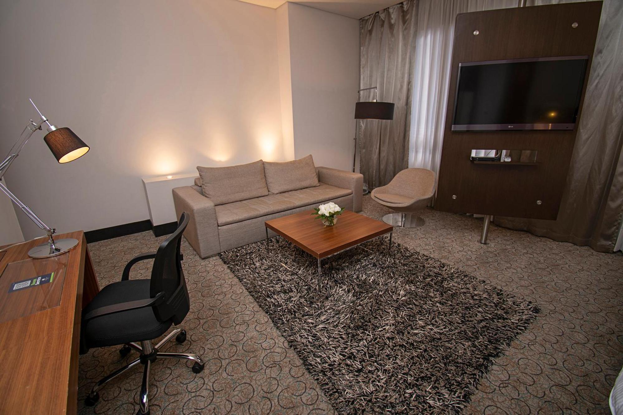 Doubletree By Hilton Parque 93 Hotel