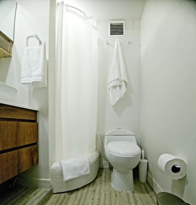 Executive Minutes From The Airport Apartment