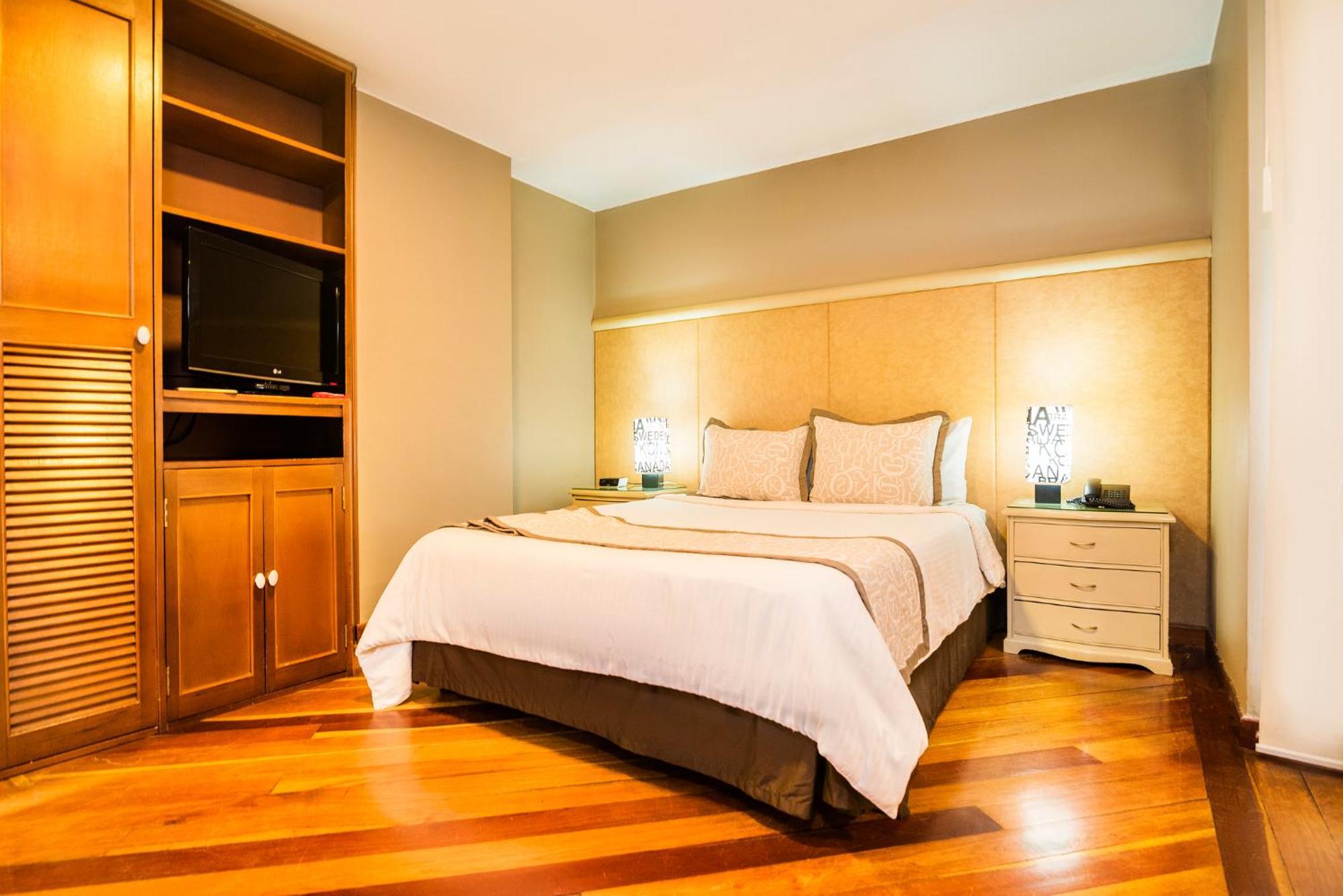 Lloyds Apartasuites Parque 93