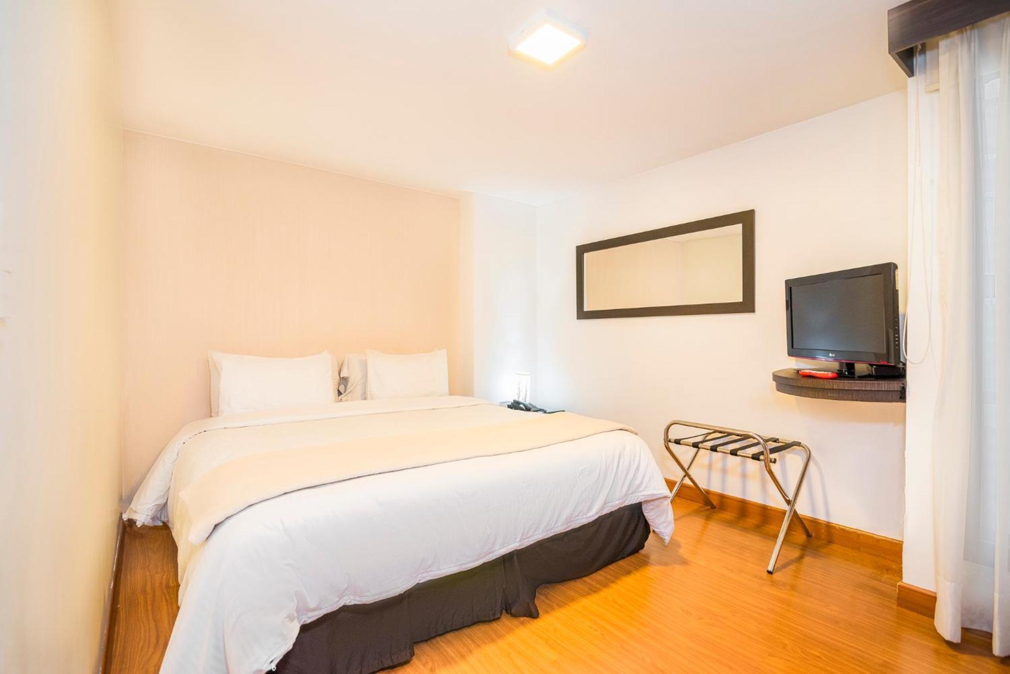 Lloyds Apartasuites Parque 93 Aparthotel 4*