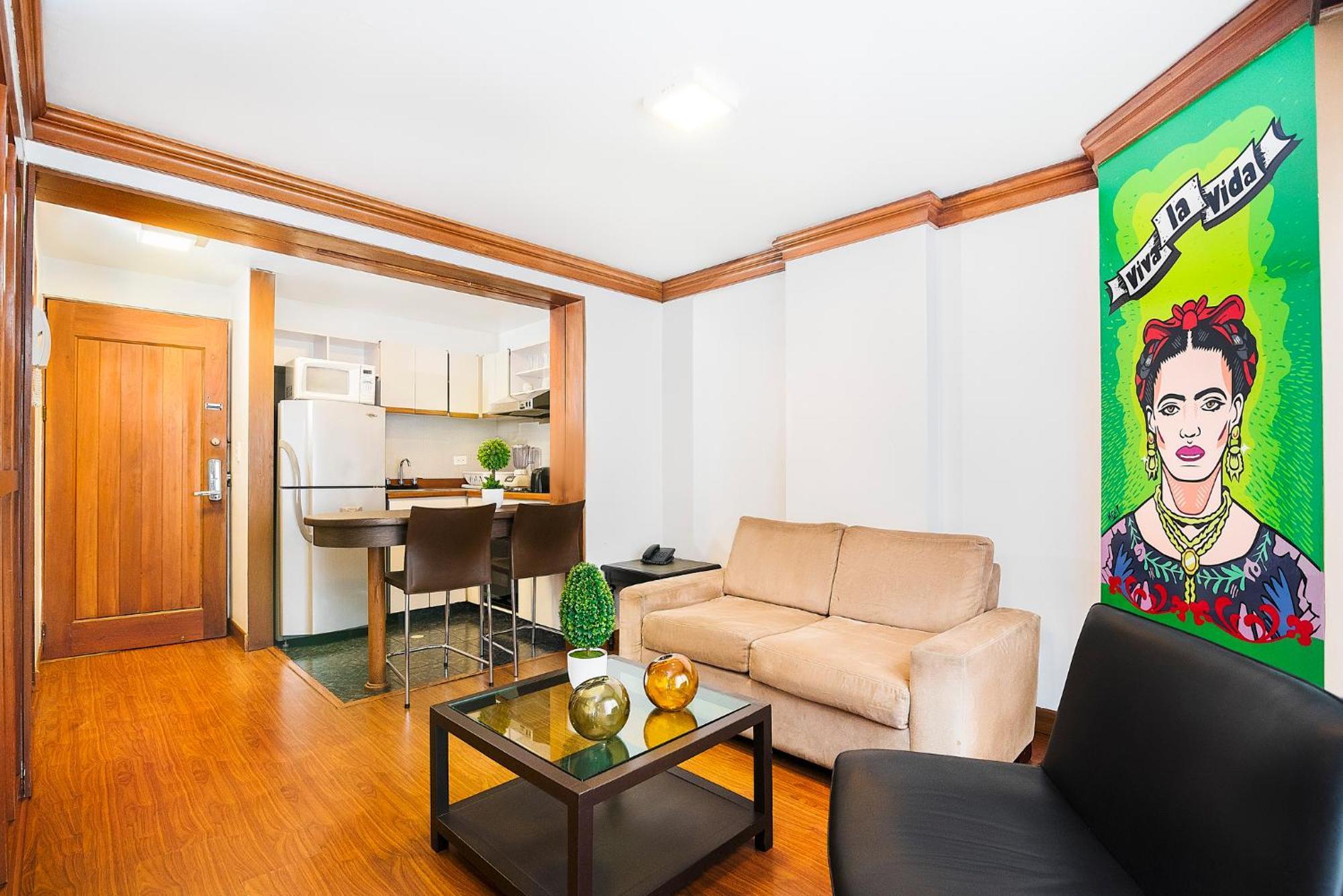 Lloyds Apartasuites Parque 93