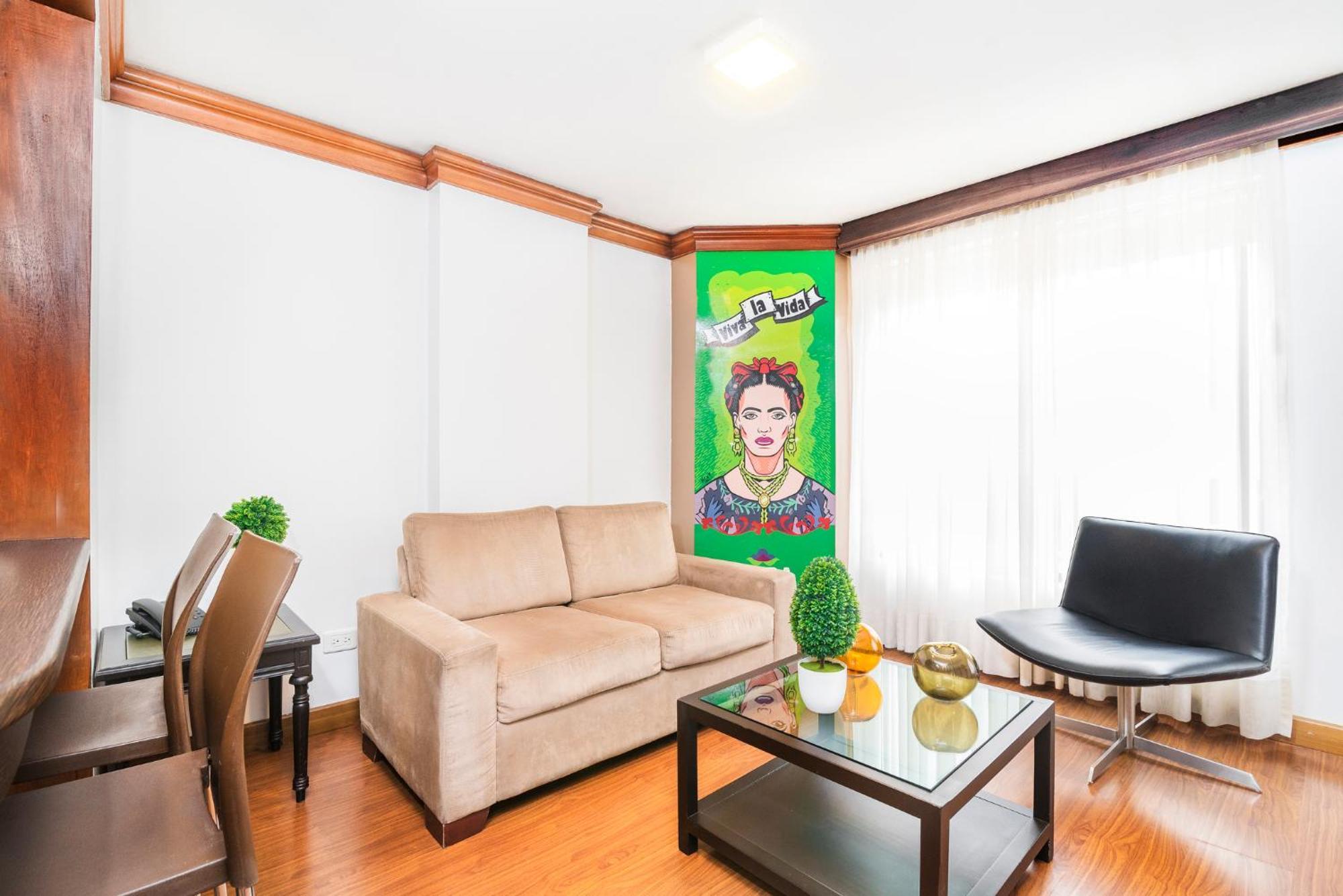 Aparthotel Lloyds Apartasuites Parque 93