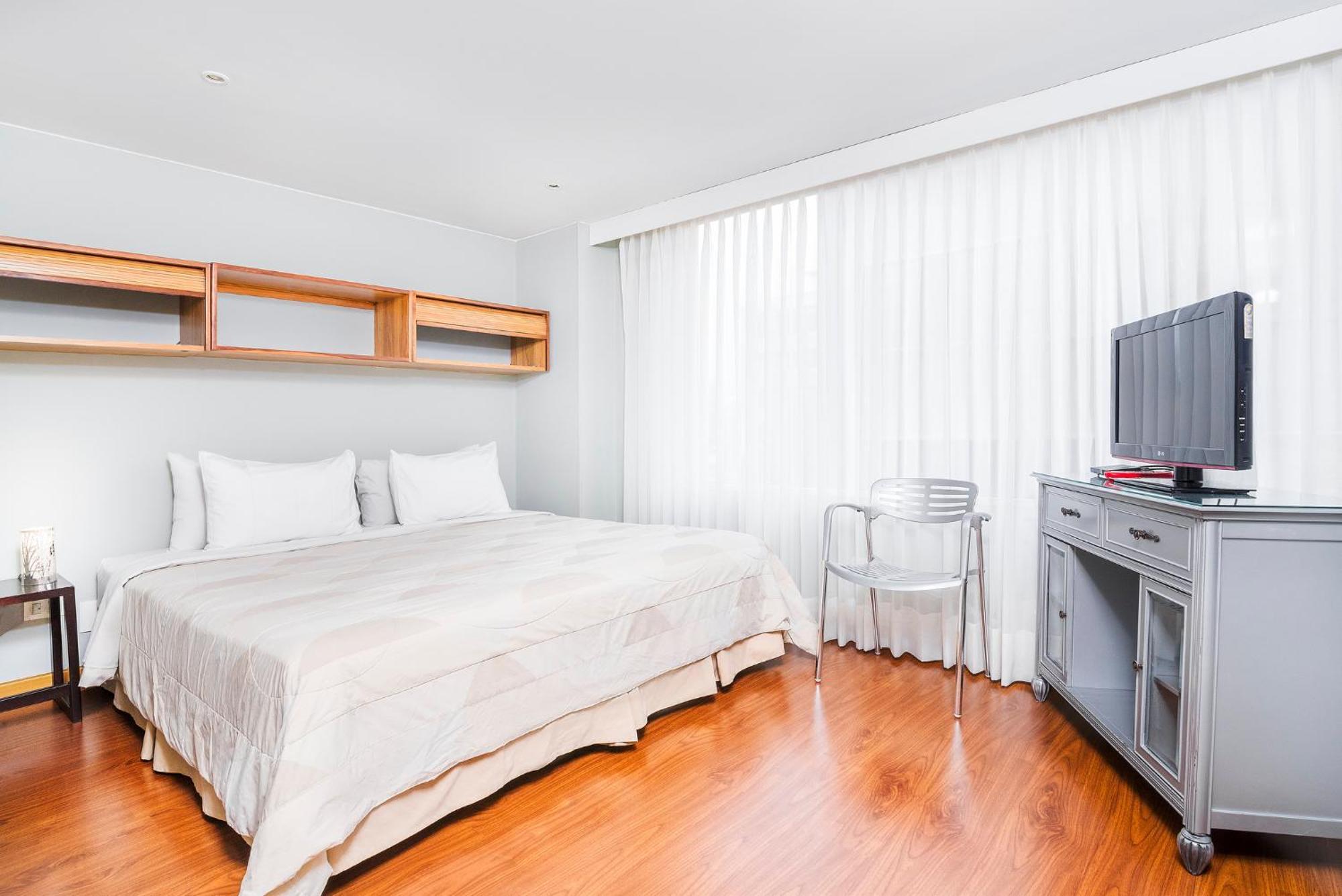 Lloyds Apartasuites Parque 93 Aparthotel
