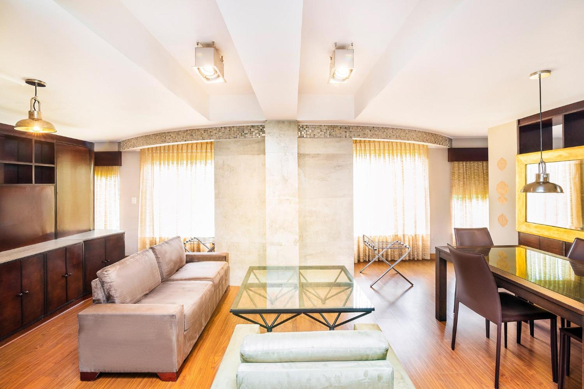 Aparthotel Lloyds Apartasuites Parque 93