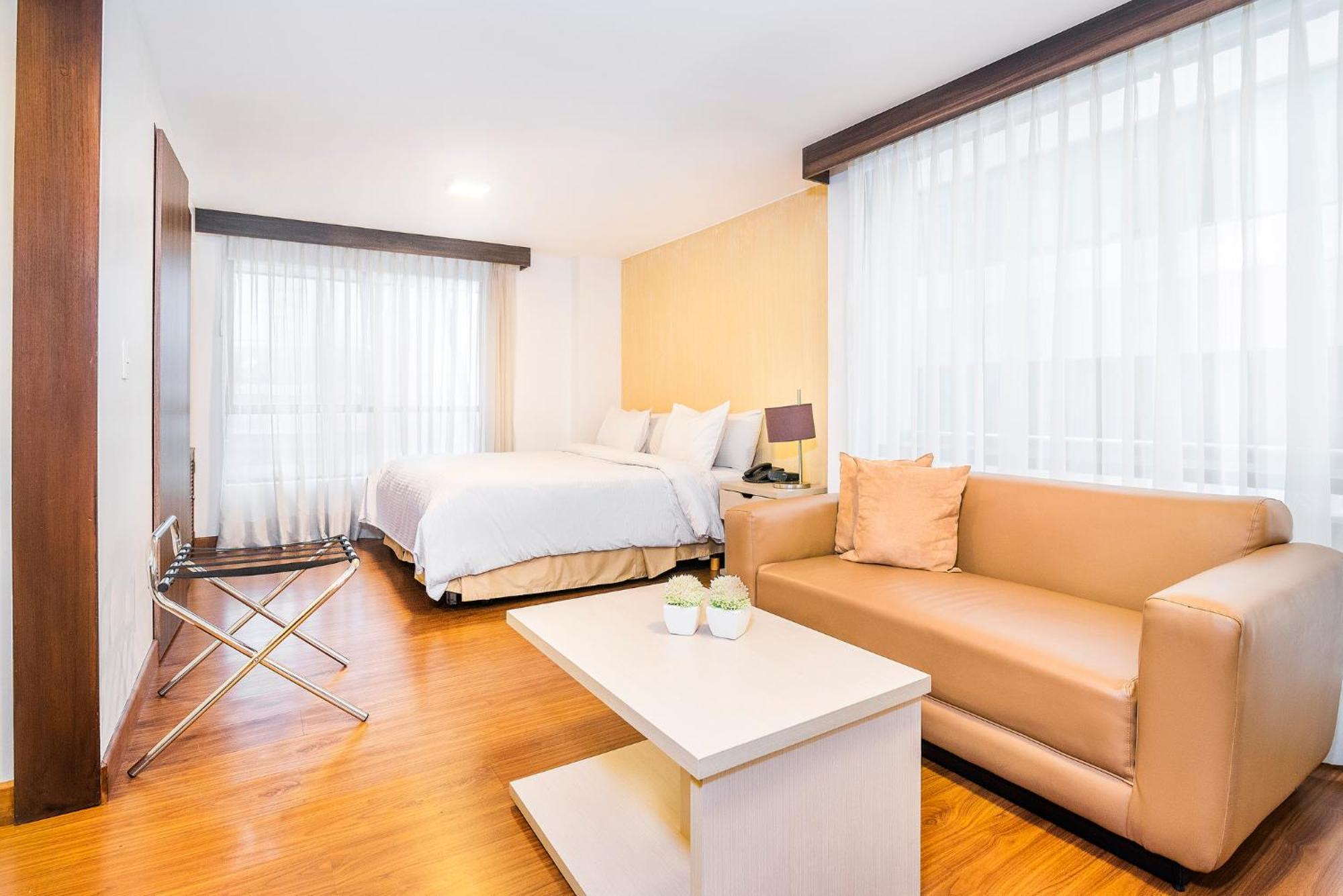 Lloyds Apartasuites Parque 93 Aparthotel