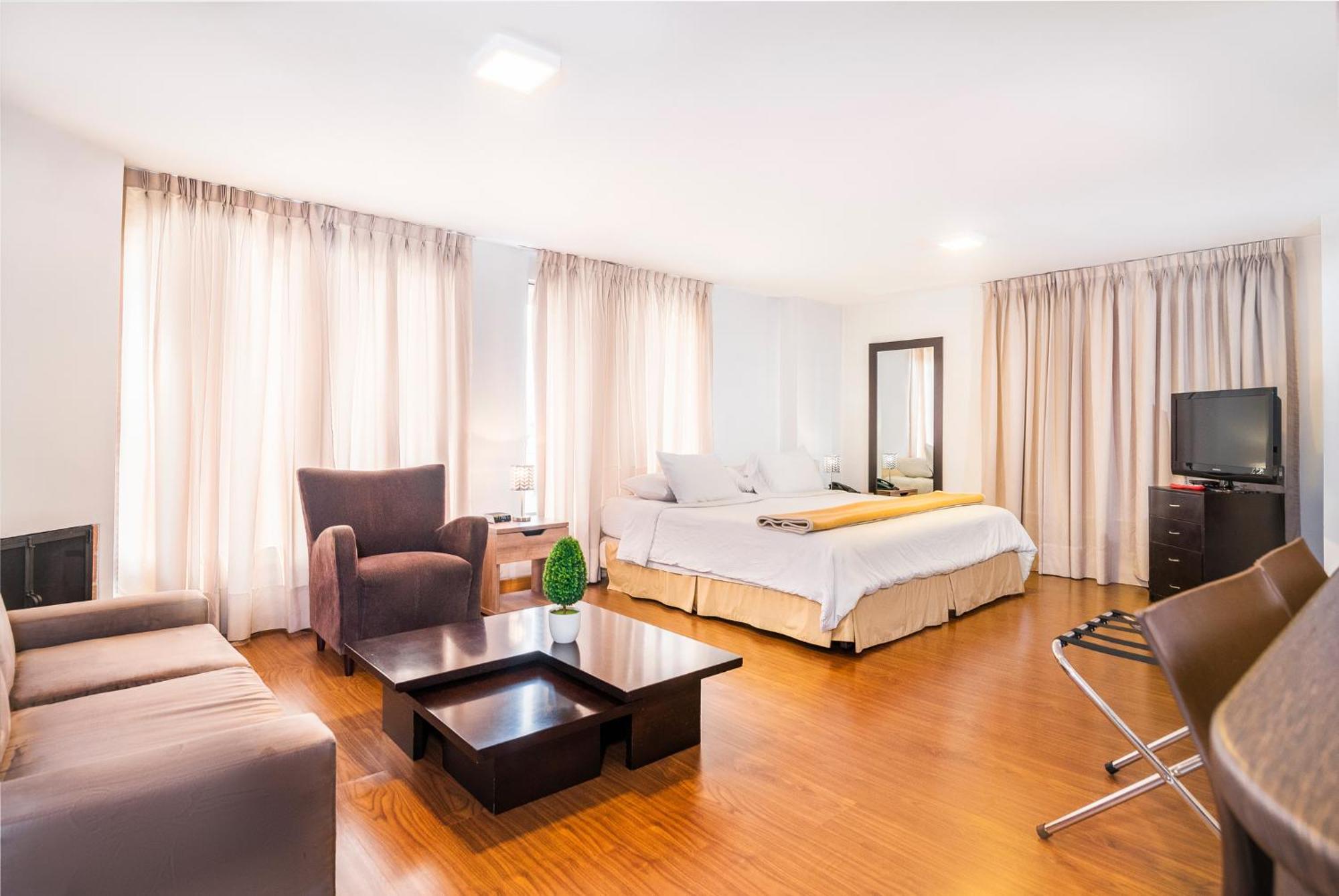 Lloyds Apartasuites Parque 93 4*
