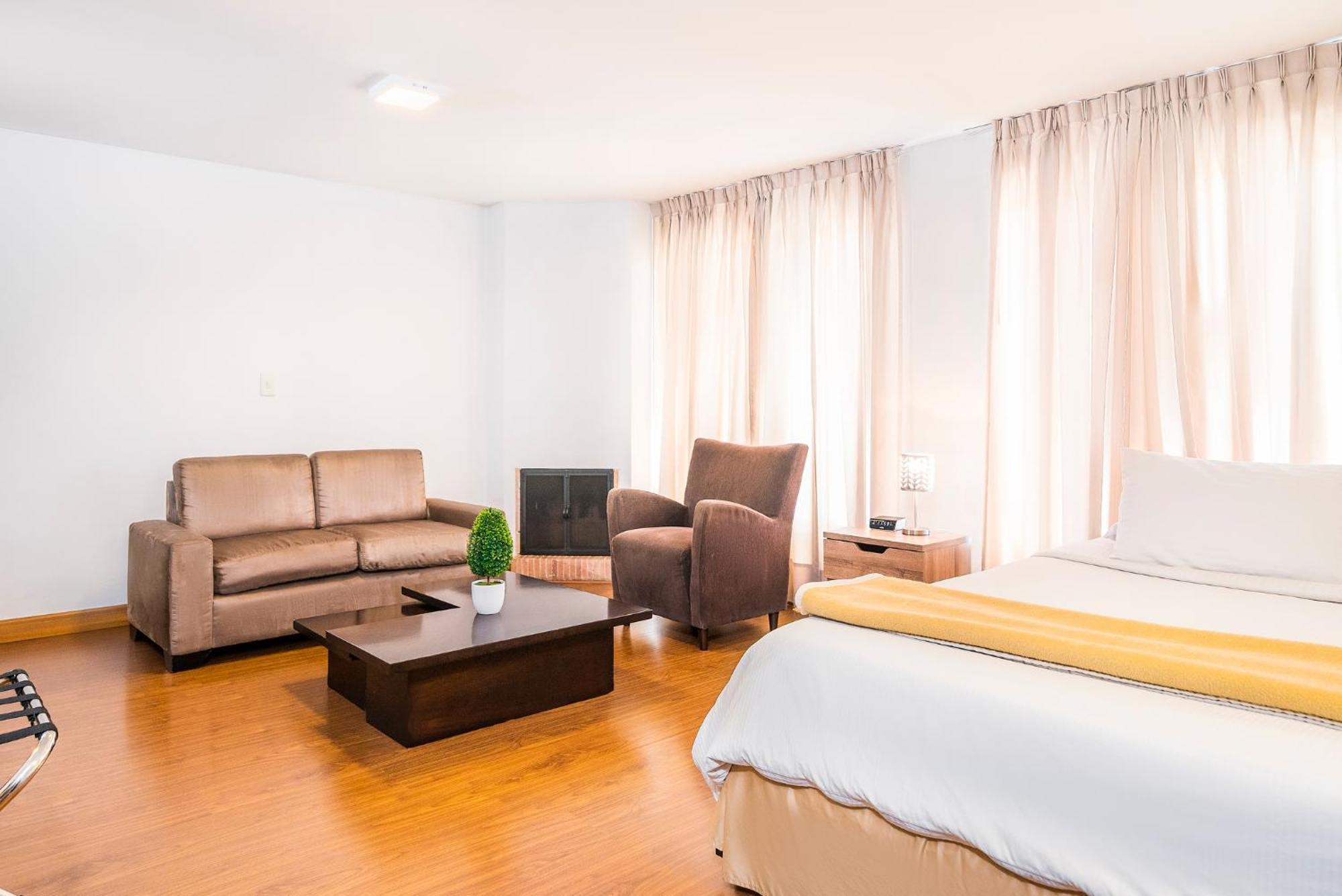 Aparthotel Lloyds Apartasuites Parque 93