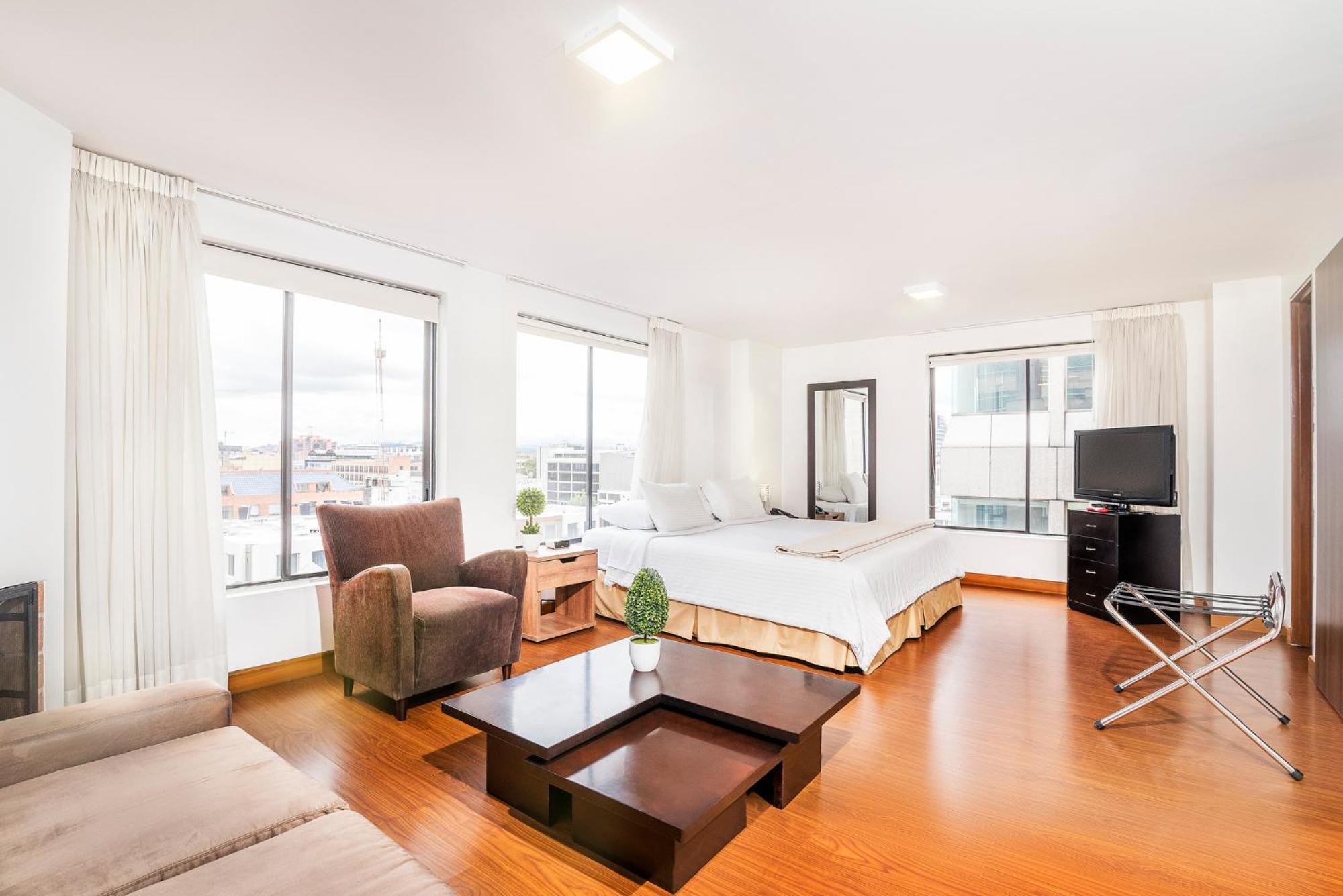 Lloyds Apartasuites Parque 93