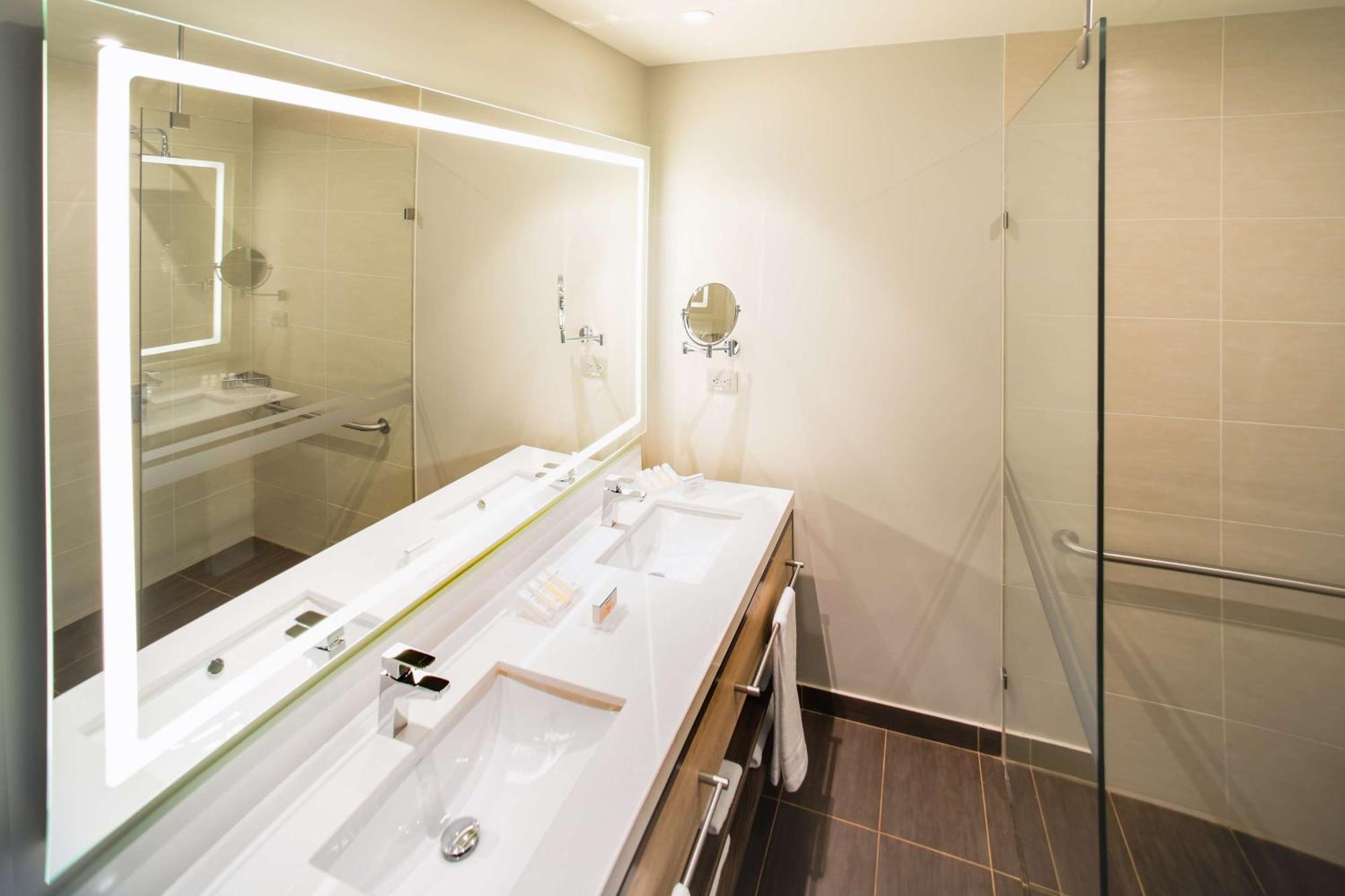 Hilton Garden Airport 4*