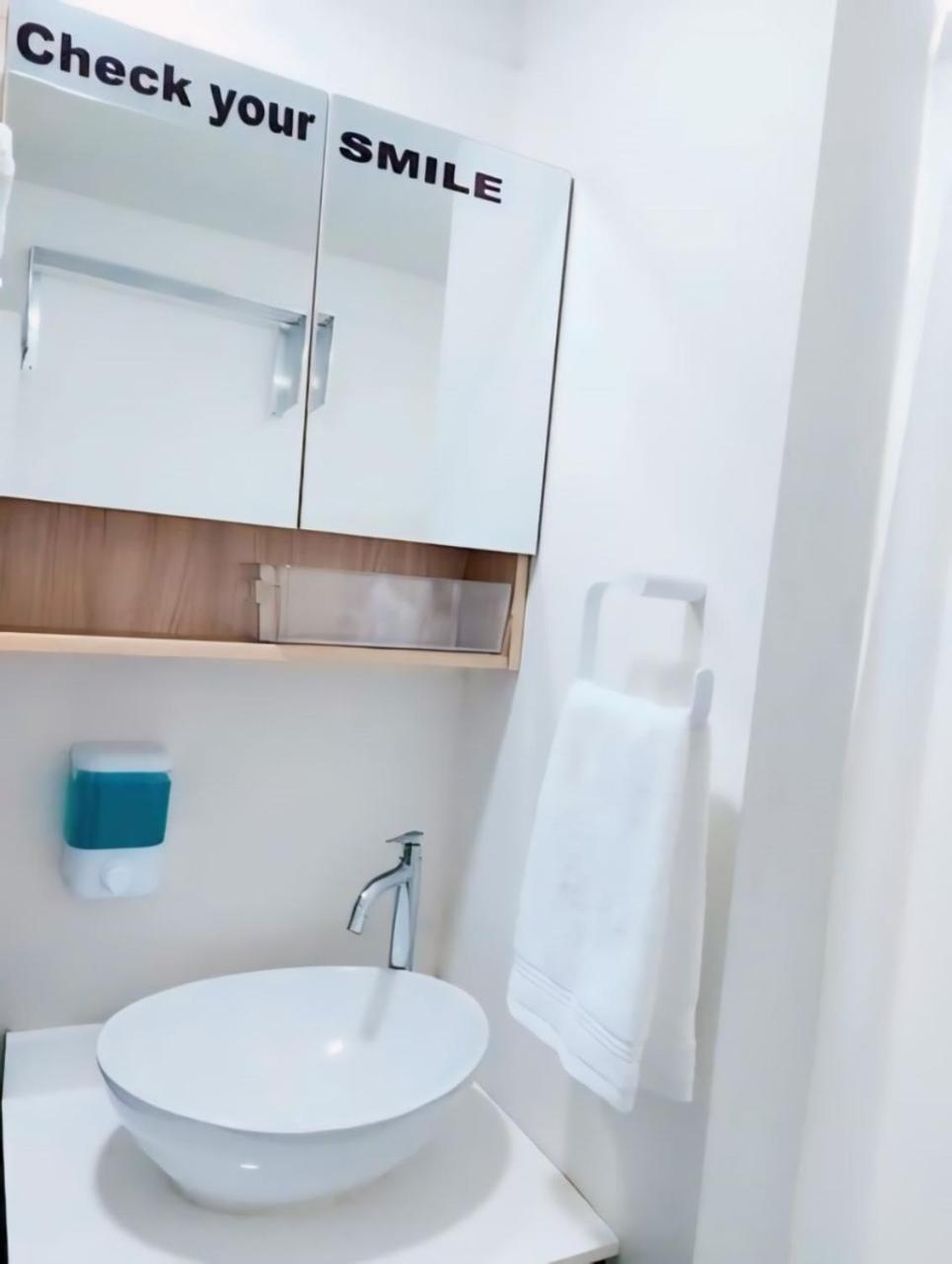 Executive Minutes From The Airport Apartment